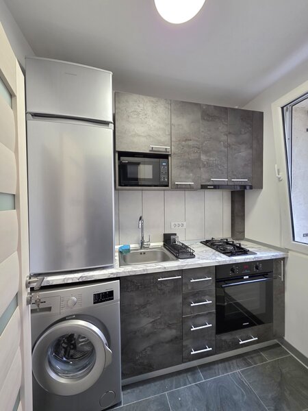 Liviu Rebreanu, 2 minute fata de metroul Titan