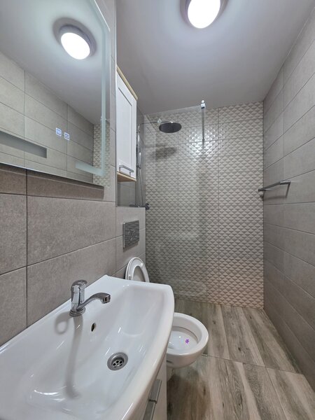 Liviu Rebreanu, 2 minute fata de metroul Titan